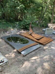 grafkunst van cortenstaal en RVS op natuurbegraafplaats