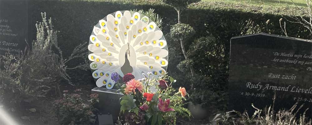 gedenkteken pauw bijzondere islamitische grafsteen