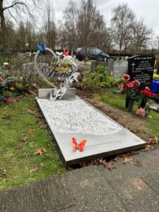 gedenkteken voor meisje - hart met vlinders