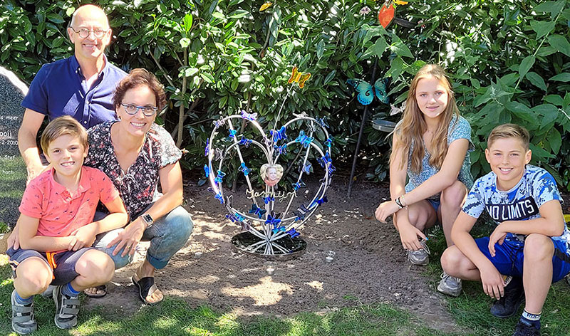 gezin samen rondom gedenkteken van Jasmijn
