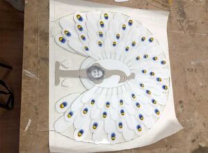 glaswerk islamitische grafsteen met glazen pauw in uitvoering