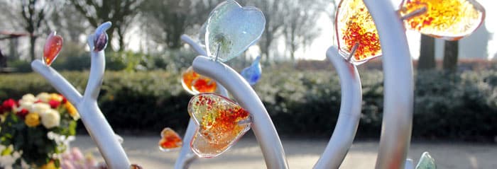 kindermonument met gekleurd glas
