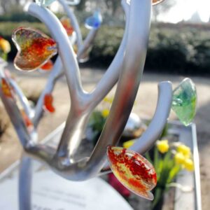 Eigentijds RVS kindergrafsteen - gekleurde glazen hartjes voor meisje