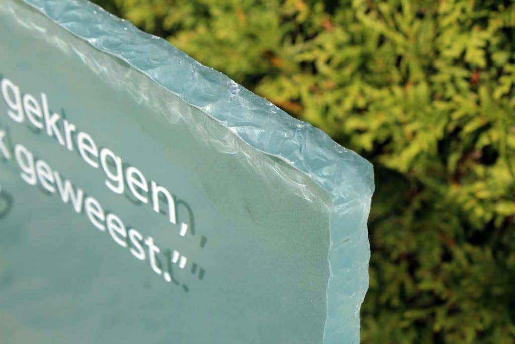 brokkelrand grafsteen van glas
