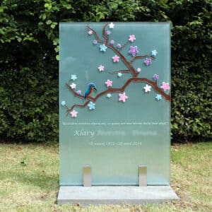 glazen grafsteen met japanse bloesemtak en ijsvogeltje