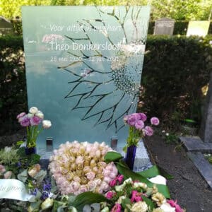 Bijzondere grafsteen van glas met zonnebloem