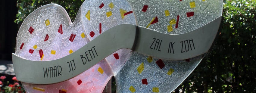 Grafmonument met harten van glas