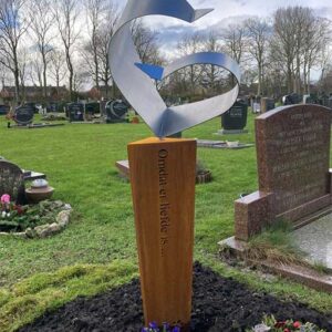 grafkunst gedenkteken RVS jonge vrouw