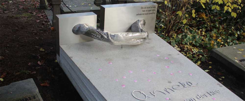 grafkunst rvs en Noors graniet begraafplaats zorgvlied