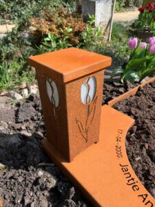 graflantaarn corten met tulpje