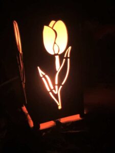 graflantaarn met tulp in het donker