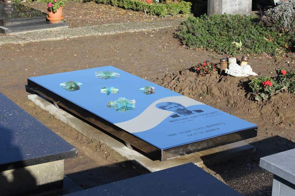 Grafkunst met glas en RVS