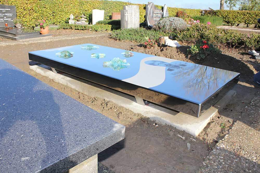 RVS grafmonument en glas