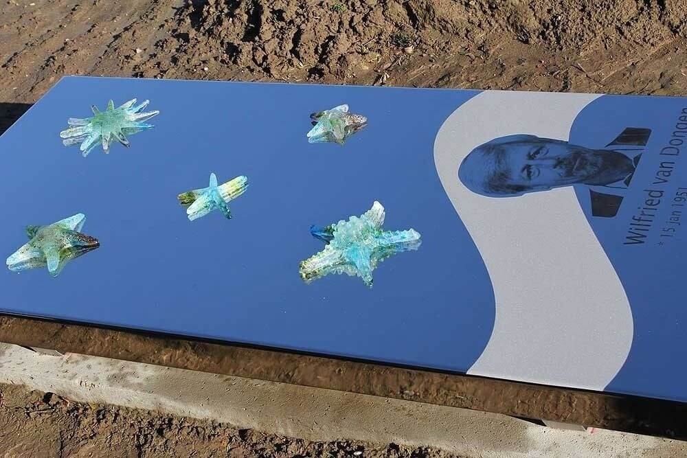 RVS grafkunst - grafmonument en glas