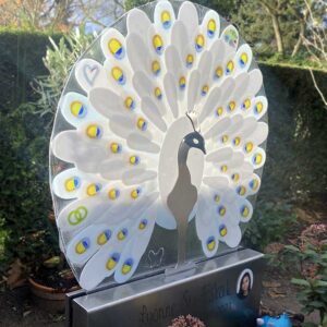 grafmonument glazen pauw voor islamitische jonge vrouw