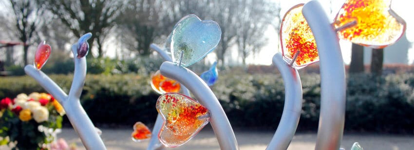 grafmonument boom met hartjes van glas