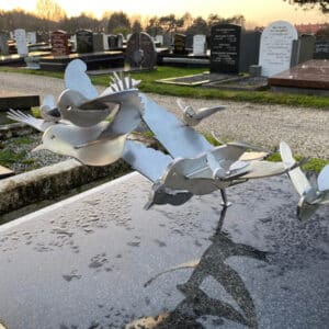 graf met RVS vogels grafkunst