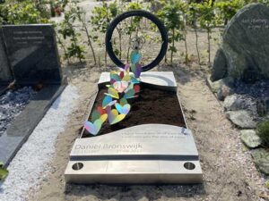 grafmonument met fietswiel en hartjes