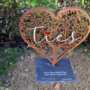 babygraf met hart van cortenstaalen RVS letters