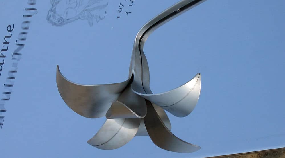 grafmonument met lelie