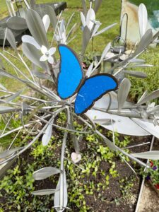 grafmonument met mooie blauwe vlinder