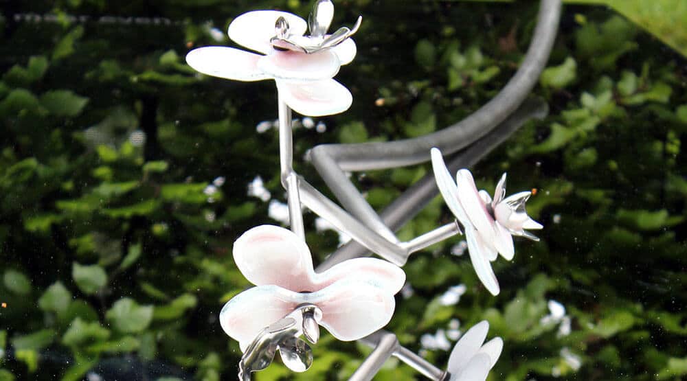 grafmonument met orchidee