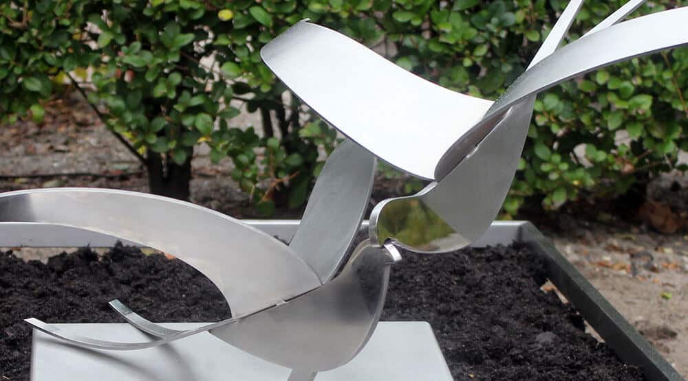 grafmonument met vogels