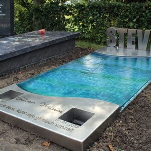 grafkunst monument met blauw glas
