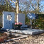 Eigentijds grafmonument met RVS zonnebloem voor partner - echtgenoot