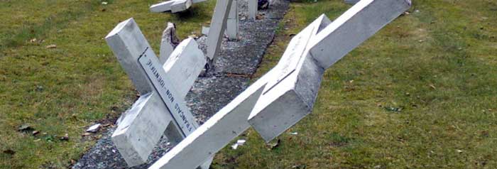 Vernielingen op begraafplaats – grafmonument verzekeren?