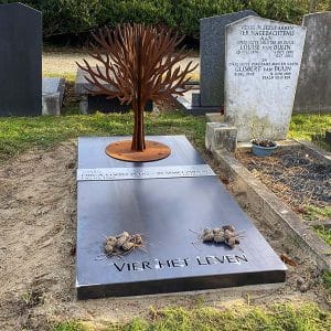 grafsteen met cortenstalen boompje