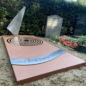 grafzerk cortenstaal met rvs zeil