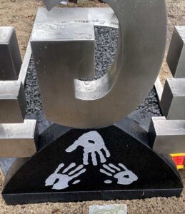 handafdrukken op grafmonument