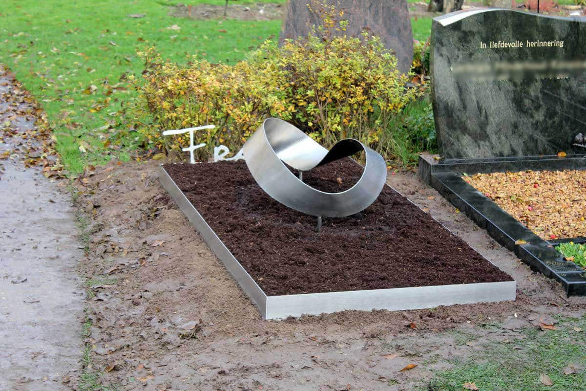 Modern RVS Grafmonument met ring Mobius voor partner met beplanting