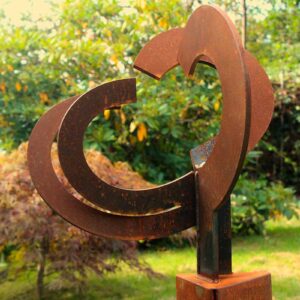 cortenstaal gedenkteken in de zon