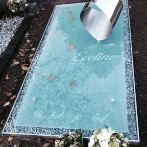 Moderne Grafzerk van glas en RVS met voetafdrukken en bloemen