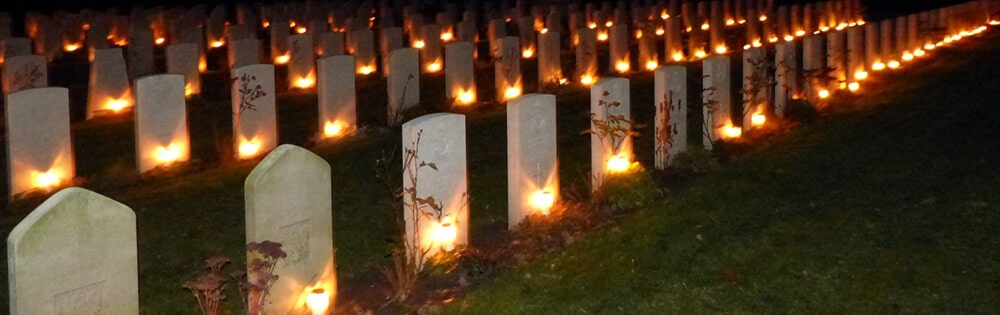 graflichtjes op militaire begraafplaats