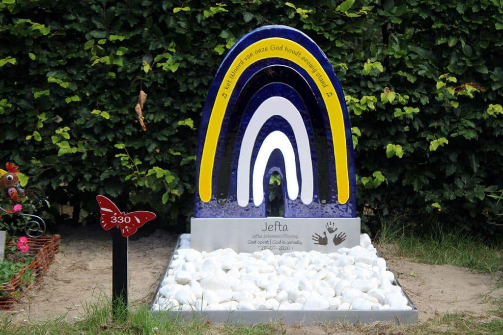 babygraf met regenboog