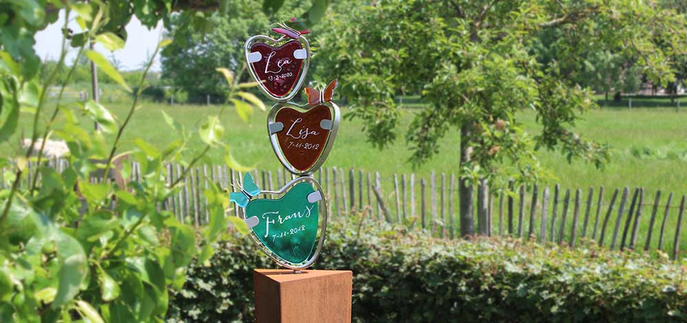 babymonument - glazen kindermonument voor drie baby's