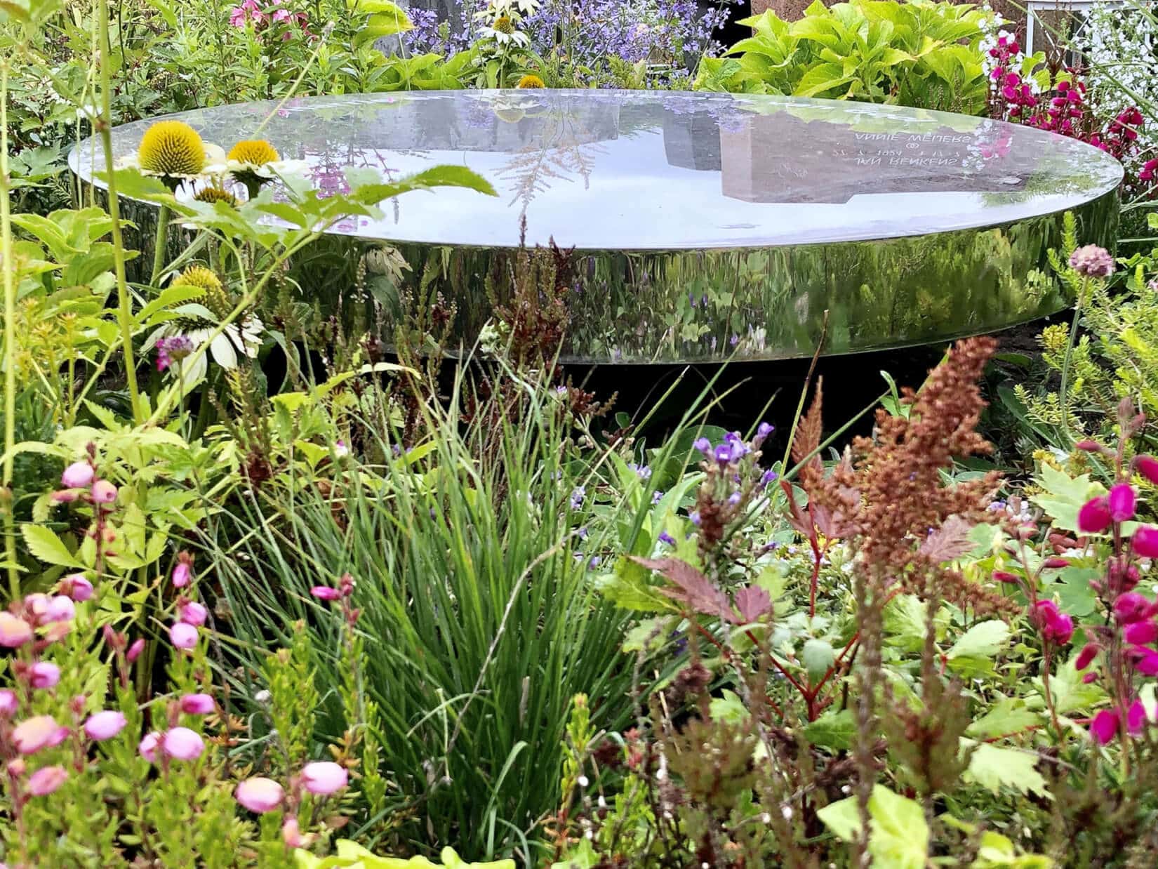 Bloemen en planten op het graf?