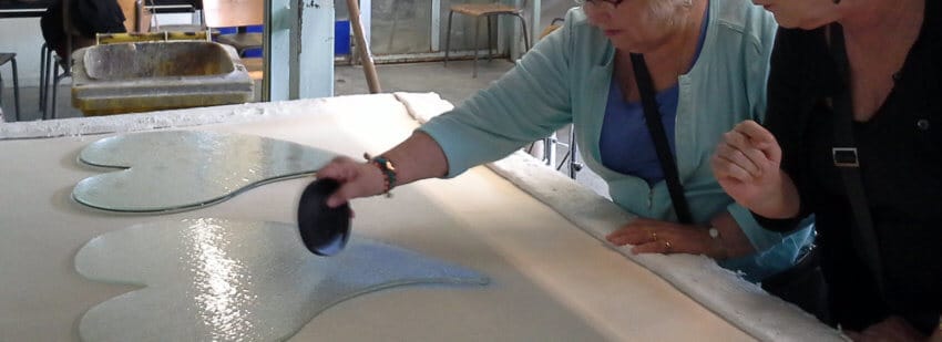 meehelpen met grafmonument voor partner