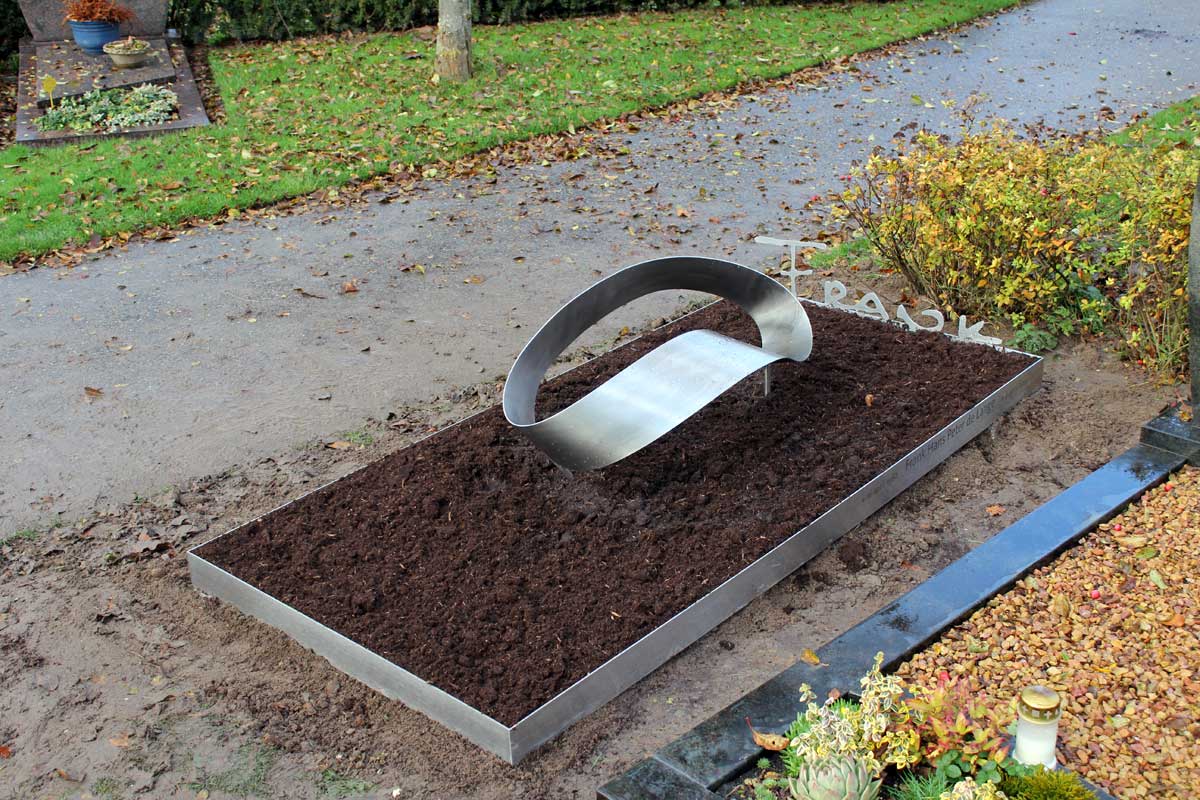 Modern en eigentijds RVS graf met ring Mobius voor partner