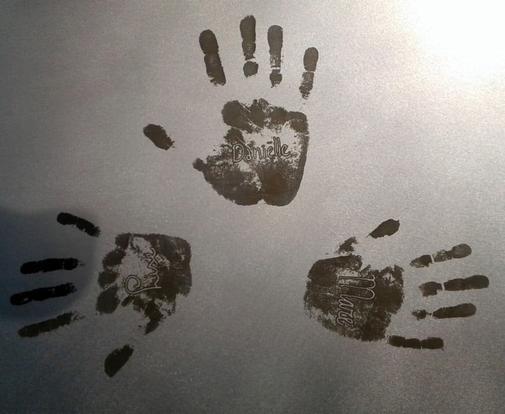 Modern grafmonument van RVS met handafdrukken voor partner echtgenoot