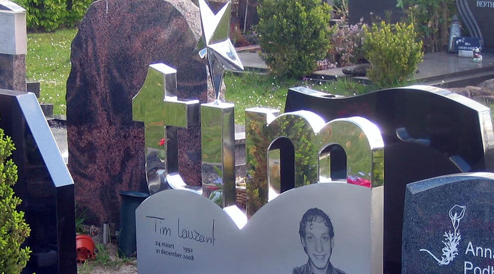 modern grafmonument van RVS