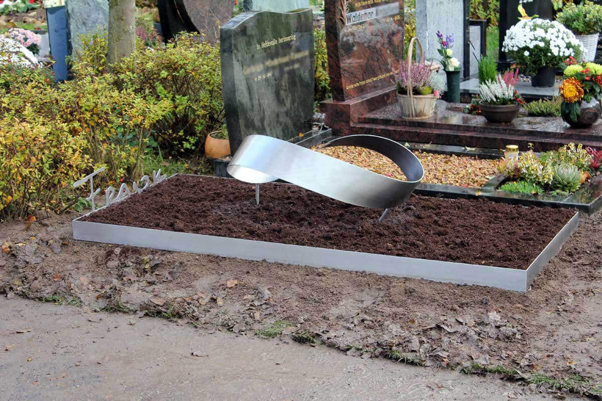 Abstract en eigentijds RVS Gedenkteken met ring Mobius voor partner