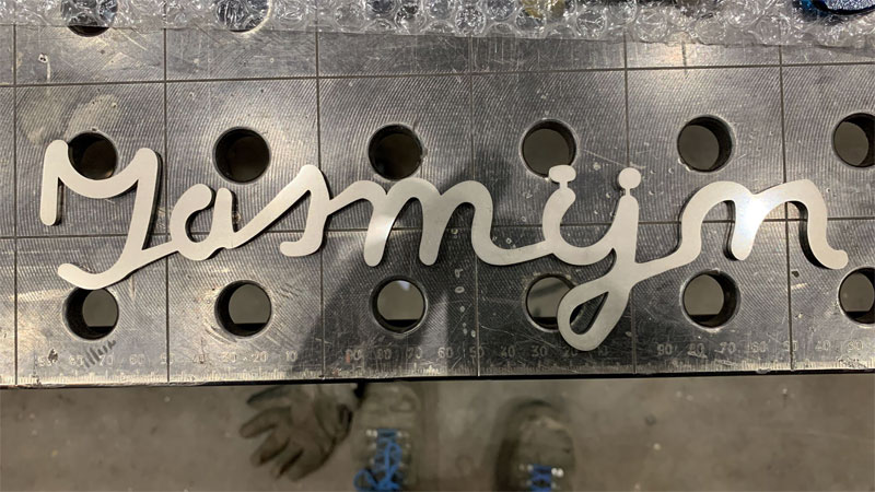 naam in RVS uitgesneden