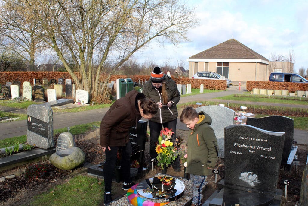 samen op begraafplaats - eigen weerspiegeling in monument bekijken