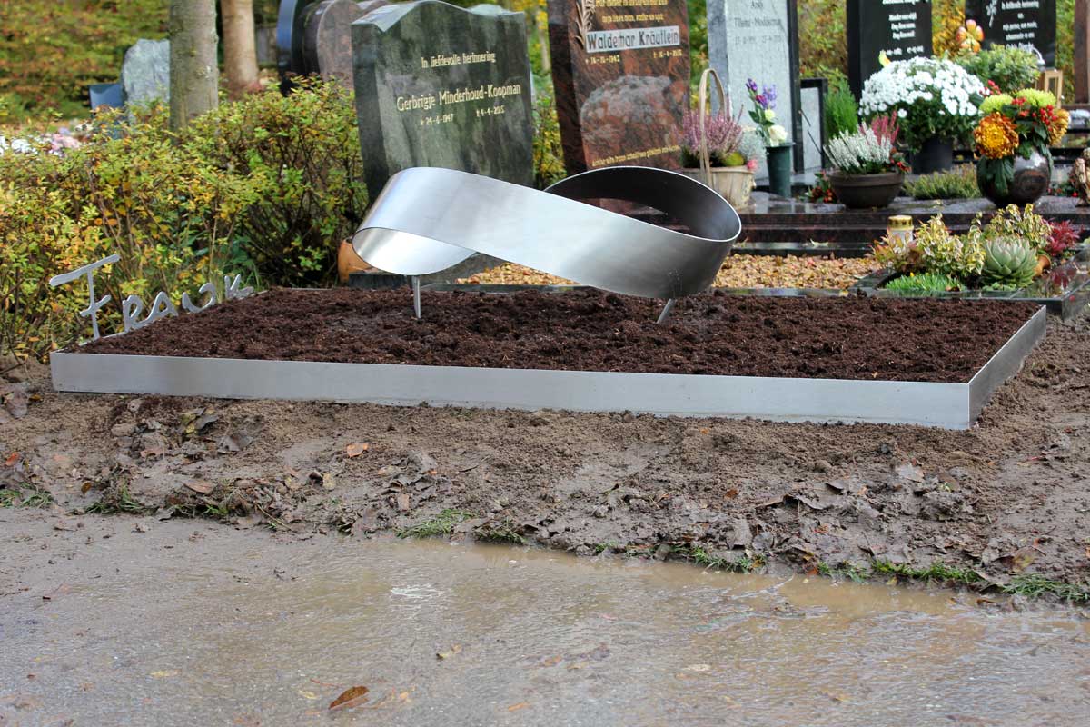 Abstract en eigentijds RVS Grafmonument met ring Mobius voor partner