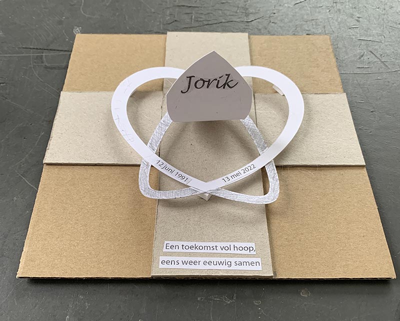 kartonnen modelletje van ontwerp familiegraf Jorik