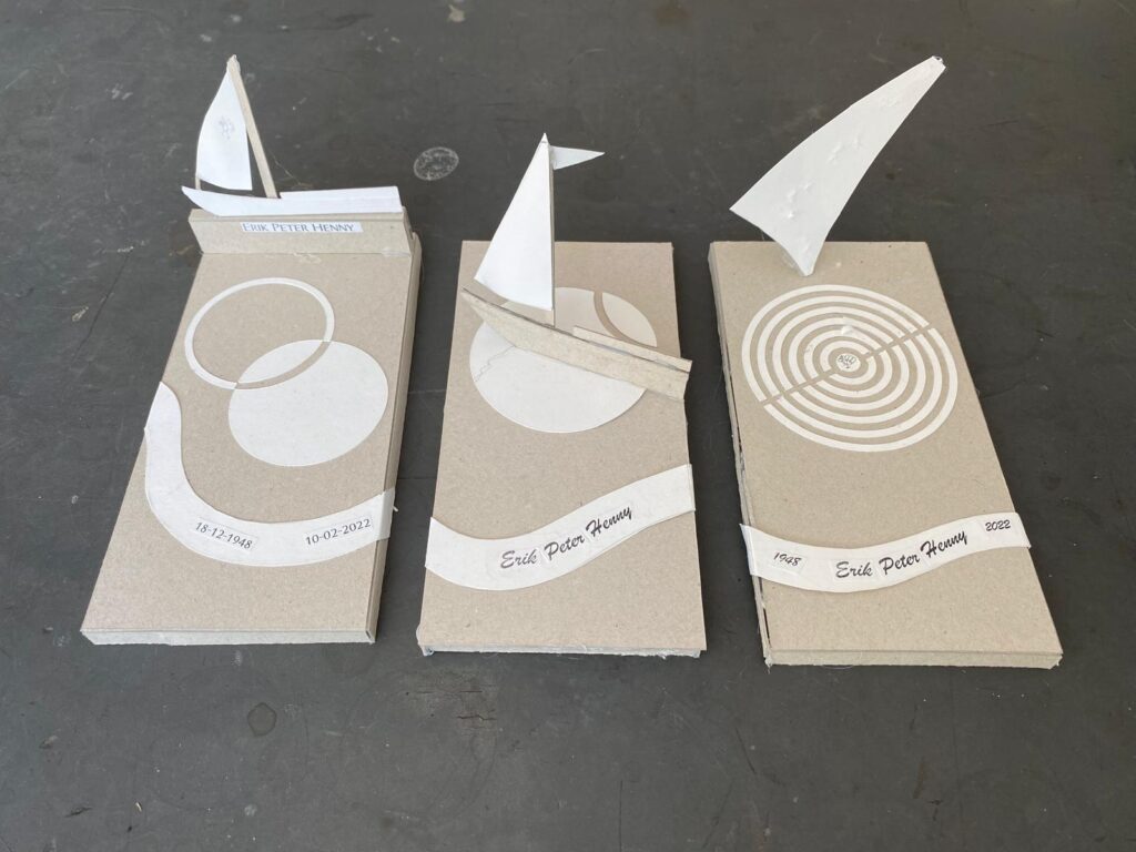 ontwerpen grafkunst cortenstaal gedenkteken met zeilboot